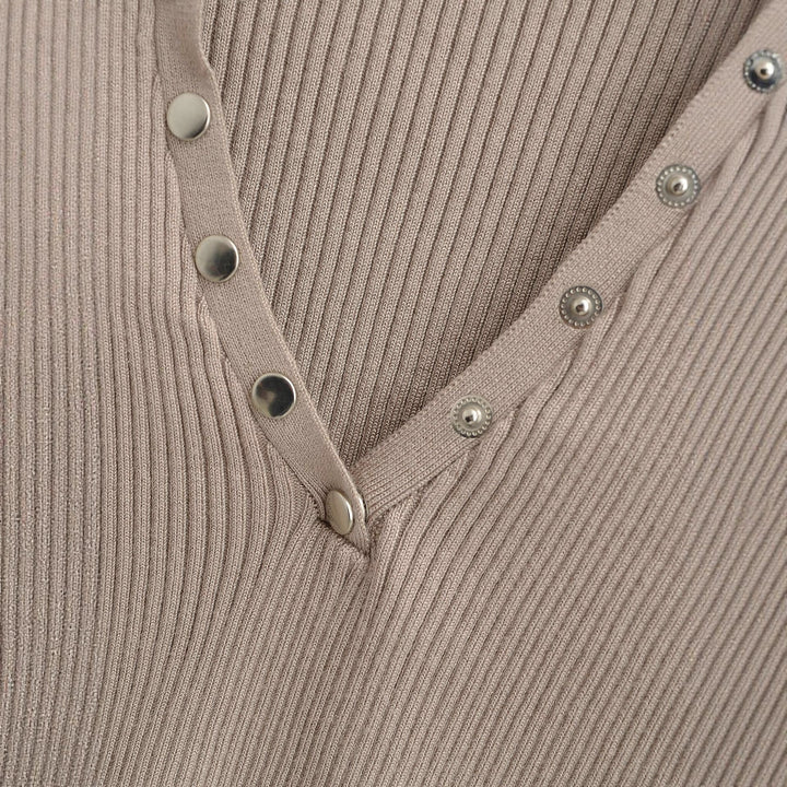 Damer elegant longsleeve med raffinerad V-hals och dekorativa knappar Mirla-Eva Jonsson