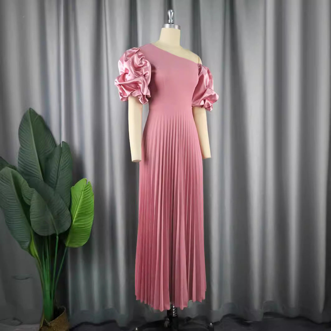 Damer elegant maxiklänning med asymmetrisk skärning och voluminösa puffärmar Mirla-Eva Jonsson