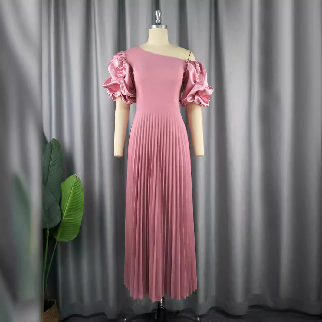 Damer elegant maxiklänning med asymmetrisk skärning och voluminösa puffärmar Mirla-Eva Jonsson