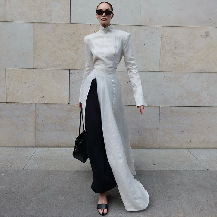 Damer elegant maxiklänning med högstående krage och asymmetrisk färgdesign Mirla-Eva Jonsson