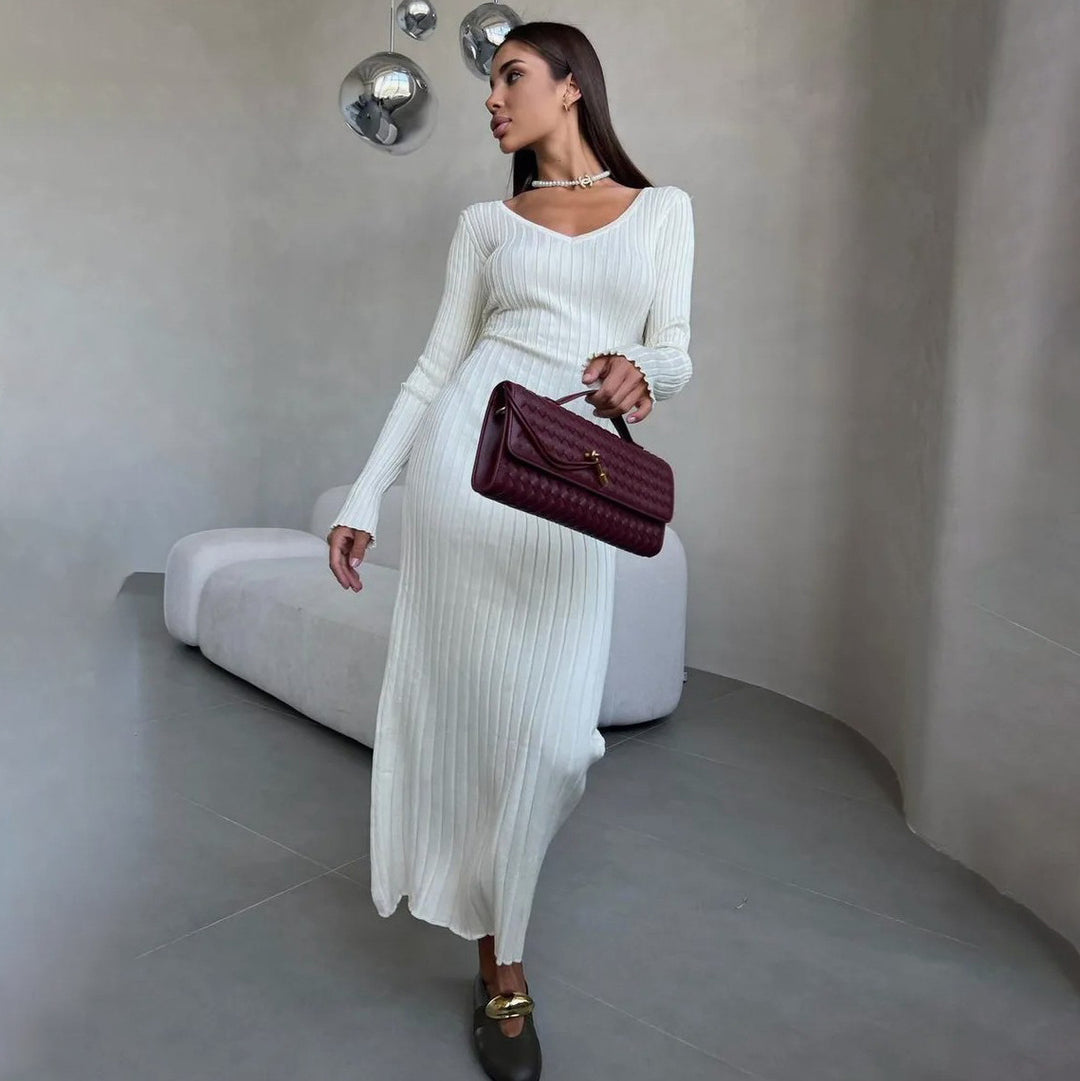 Damer elegant maxiklänning med raffinerad rippdesign och asymmetriska ärmar Mirla-Eva Jonsson