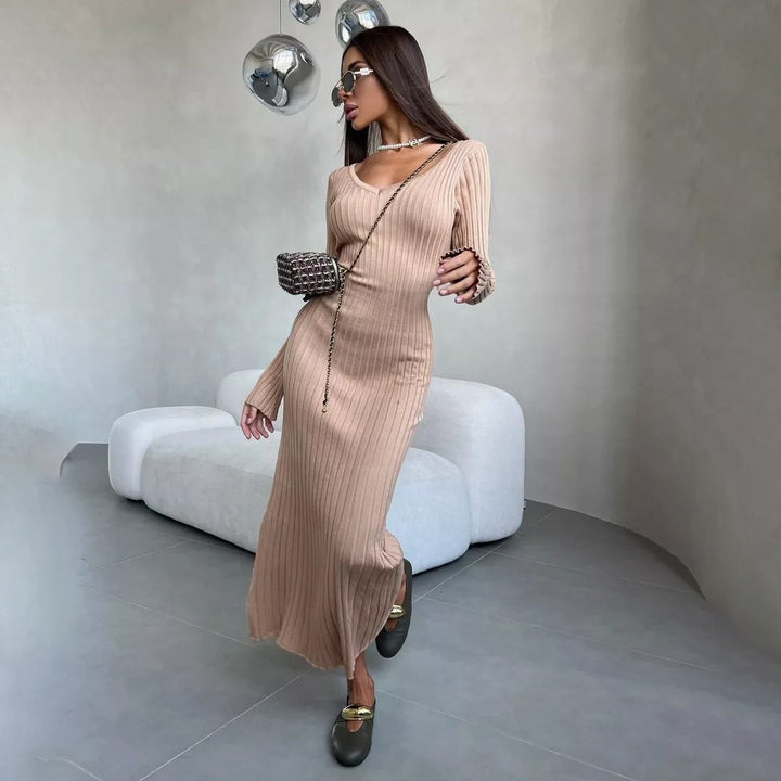 Damer elegant maxiklänning med raffinerad rippdesign och asymmetriska ärmar Mirla-Eva Jonsson