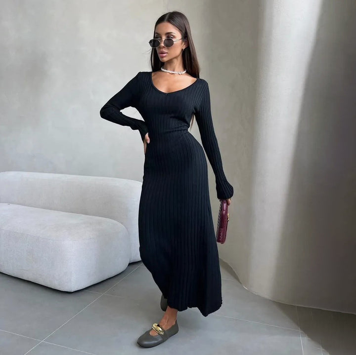 Damer elegant maxiklänning med raffinerad rippdesign och asymmetriska ärmar Mirla-Eva Jonsson