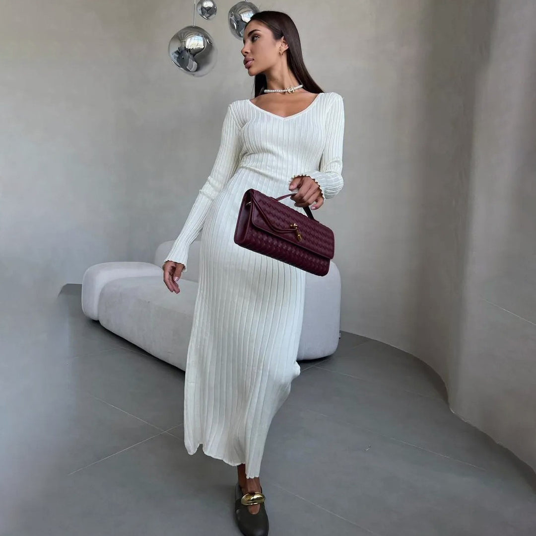 Damer elegant maxiklänning med raffinerad rippdesign och asymmetriska ärmar Mirla-Eva Jonsson
