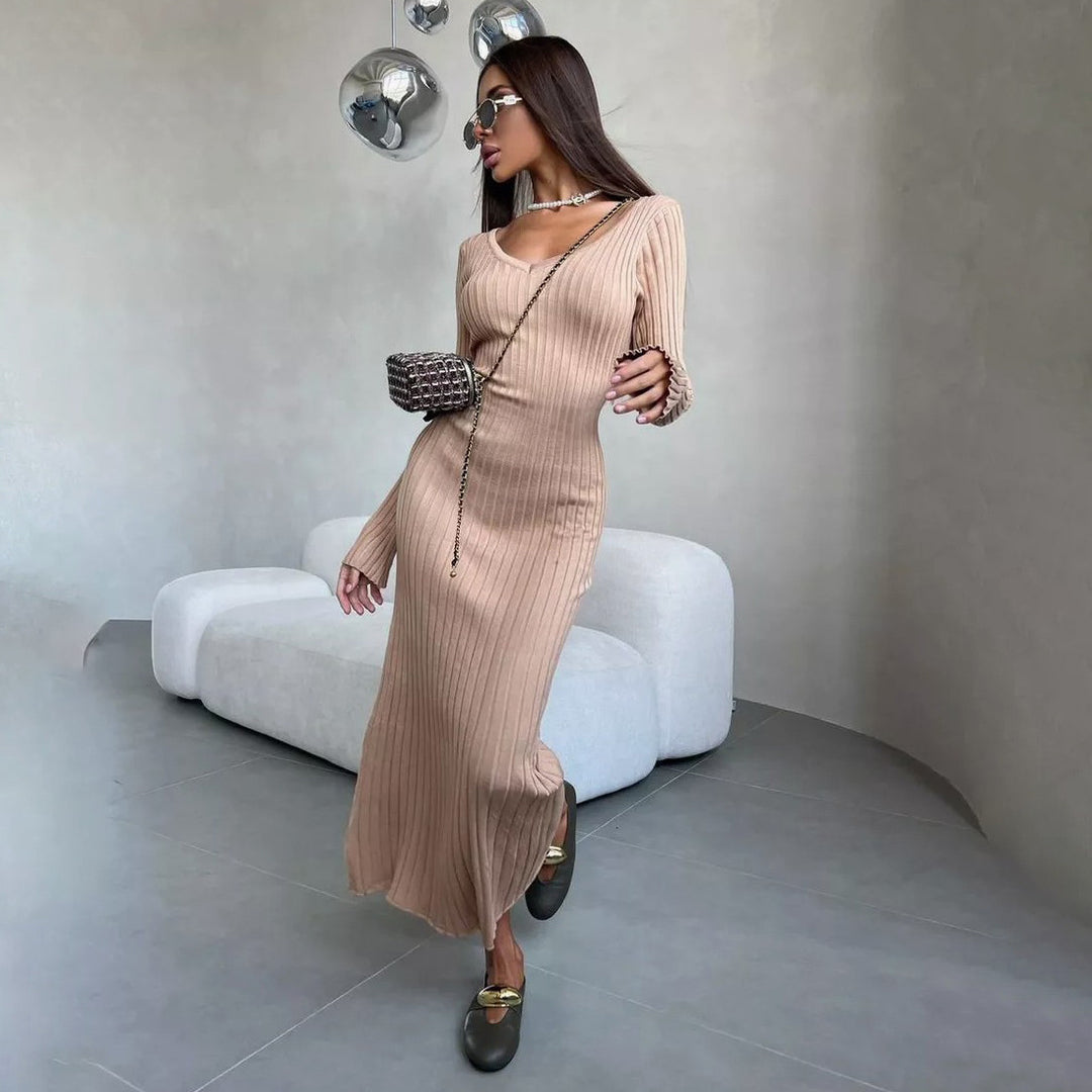 Damer elegant maxiklänning med raffinerad rippdesign och asymmetriska ärmar Mirla-Eva Jonsson
