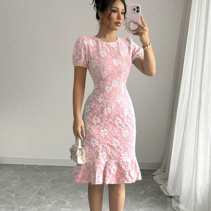 Damer elegant midiklänning med voluminösa ballongärmar och blommiga detaljer Mirla-Eva Jonsson