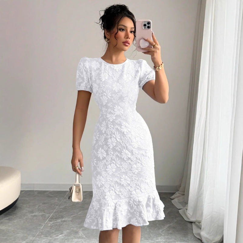 Damer elegant midiklänning med voluminösa ballongärmar och blommiga detaljer Mirla-Eva Jonsson