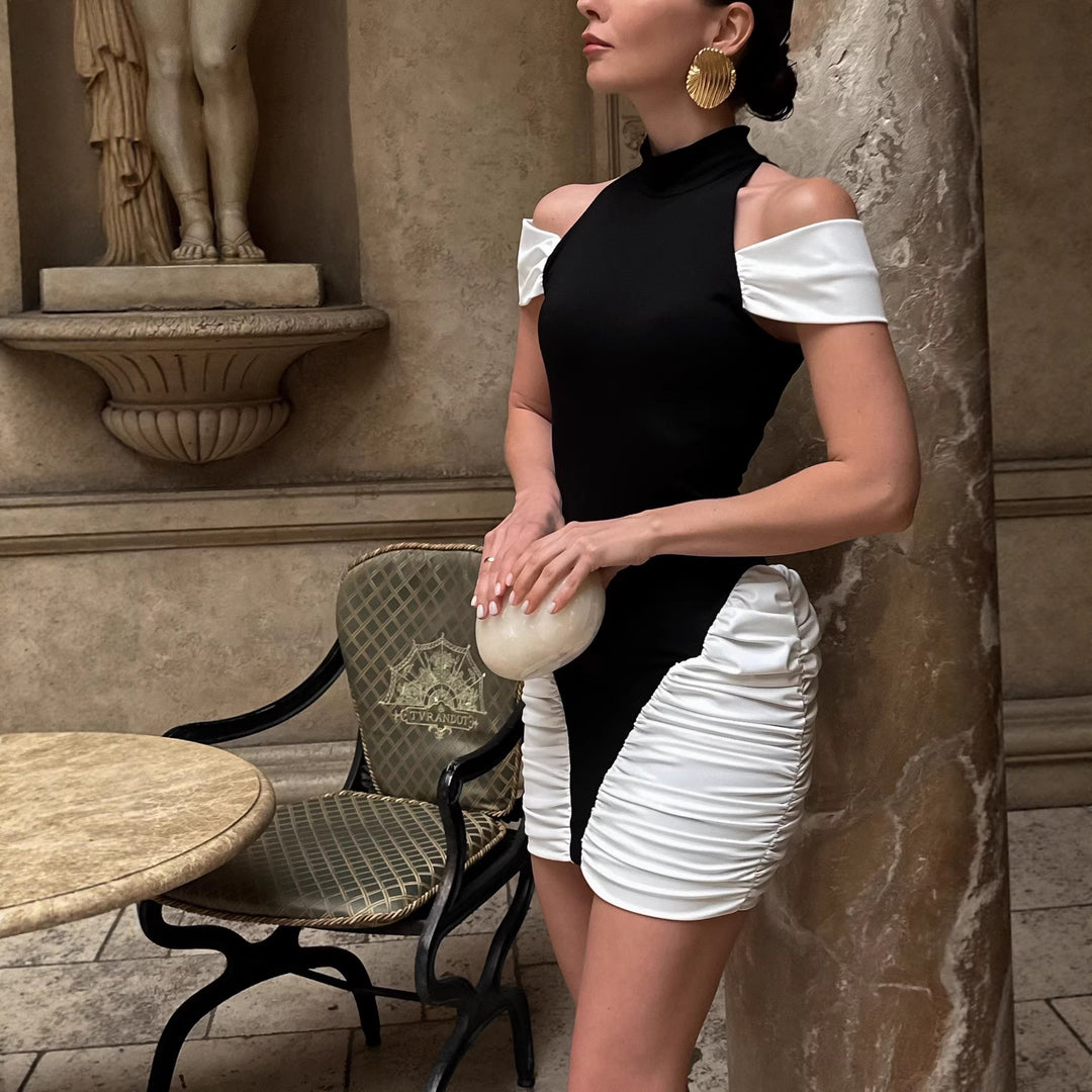 Damer elegant miniklänning med asymmetrisk design och stiliga volangdetaljer Mirla-Eva Jonsson