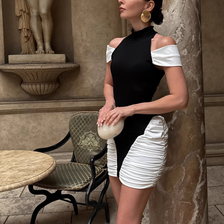 Damer elegant miniklänning med asymmetrisk design och stiliga volangdetaljer Mirla-Eva Jonsson