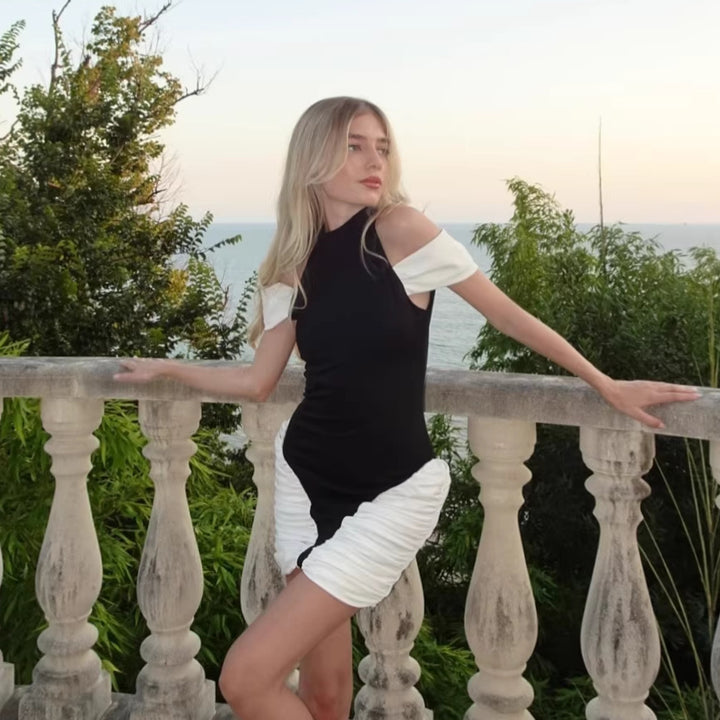 Damer elegant miniklänning med asymmetrisk design och stiliga volangdetaljer Mirla-Eva Jonsson