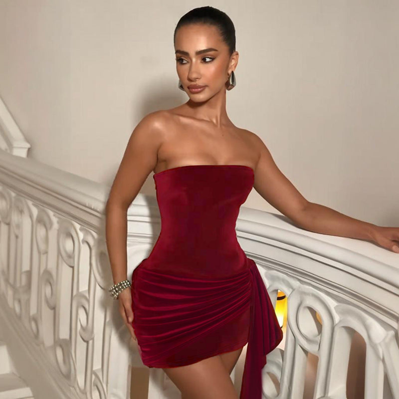 Damer elegant miniklänning med asymmetriska volangdetaljer och off-shoulder design Mirla-Eva Jonsson