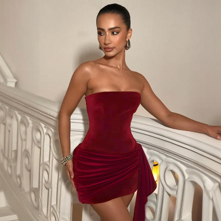 Damer elegant miniklänning med asymmetriska volangdetaljer och off-shoulder design Mirla-Eva Jonsson