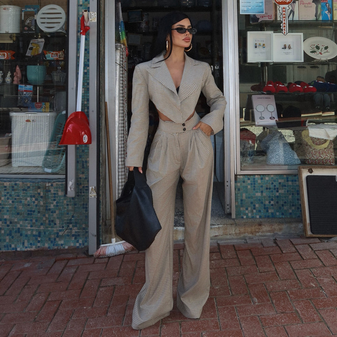 Damer elegant och figurnära blazer-set med asymmetrisk skärning och raffinerade detaljer Mirla-Eva Jonsson