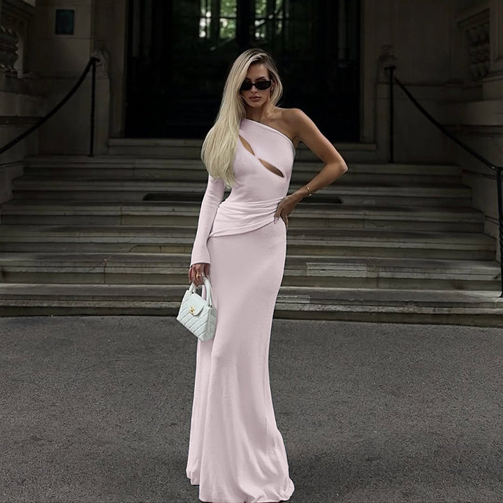 Damer elegant och figurnära kvällsklänning med asymmetrisk skärning Mirla-Eva Jonsson