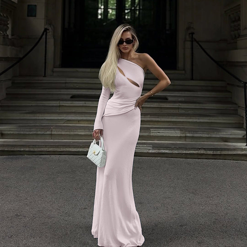 Damer elegant och figurnära kvällsklänning med asymmetrisk skärning Mirla-Eva Jonsson