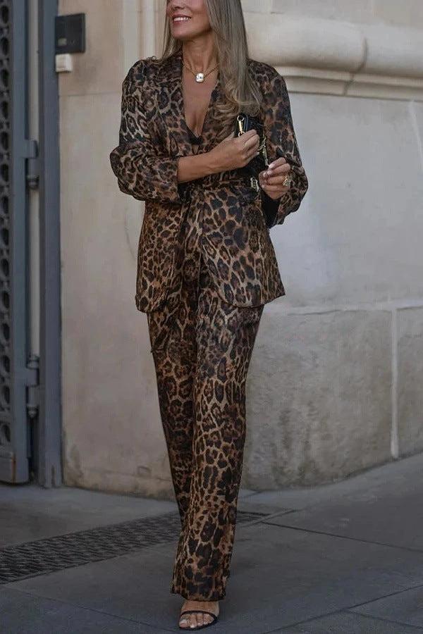 Damer elegant och modernt kostymset med leopardmönster Mirla-Eva Jonsson