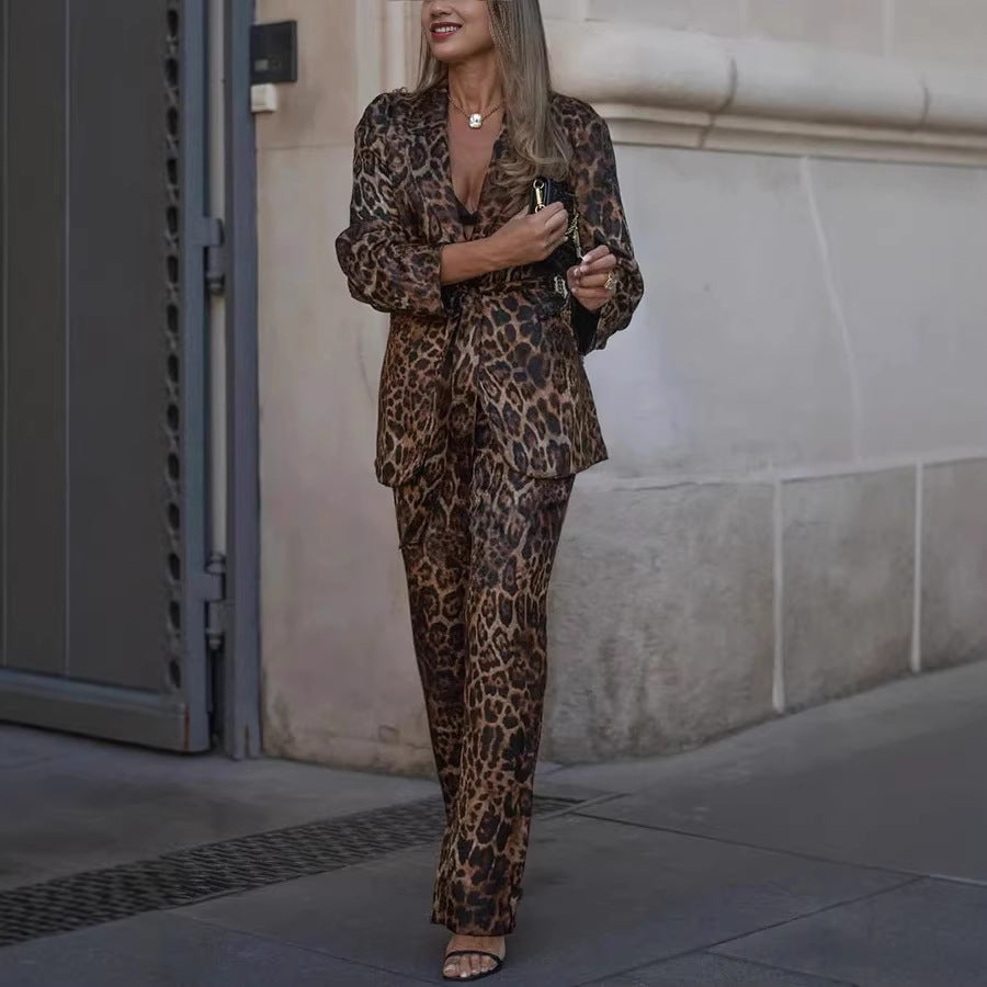 Damer elegant och modernt kostymset med leopardmönster Mirla-Eva Jonsson