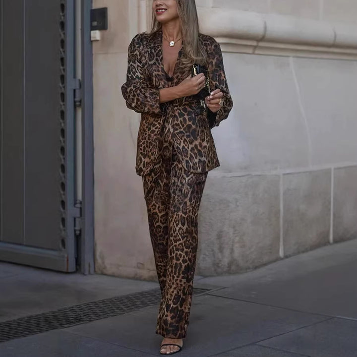 Damer elegant och modernt kostymset med leopardmönster Mirla-Eva Jonsson