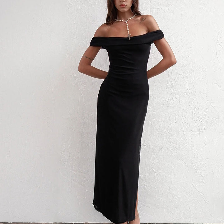 Damer elegant off-shoulder maxiklänning med flödande tyg och raffinerad drapering Mirla-Eva Jonsson