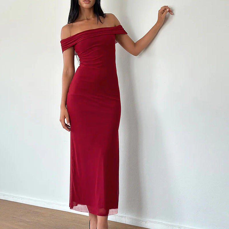Damer elegant off-shoulder maxiklänning med flödande tyg och raffinerad drapering Mirla-Eva Jonsson