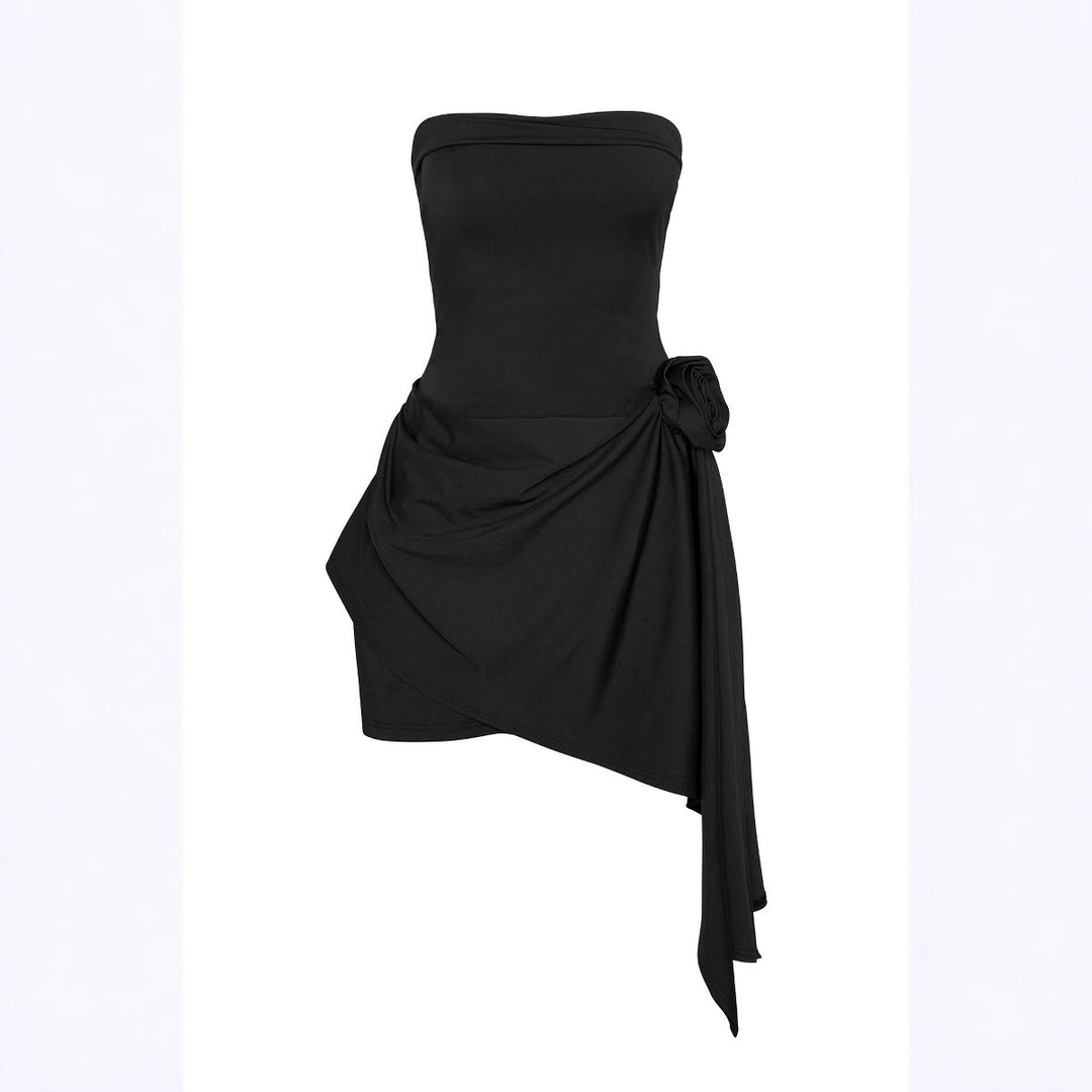 Damer elegant off-shoulder omslagsklänning med asymmetrisk fåll och blommig detalj Mirla-Eva Jonsson