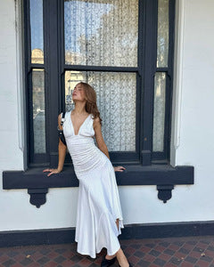 Damer elegant omlottdress med sidslits och dekorativa volanger Mirla-Eva Jonsson