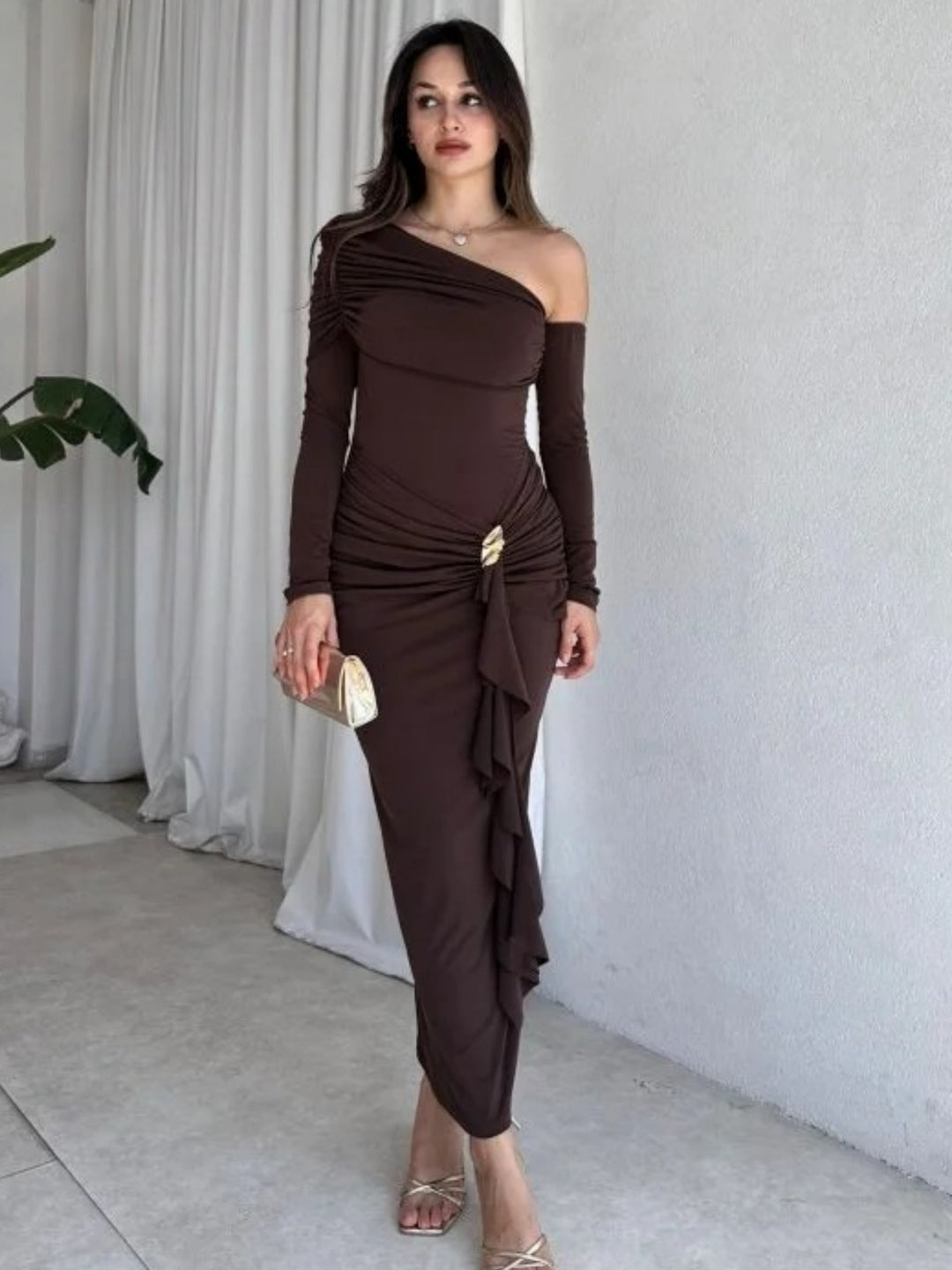 Damer elegant omslag klänning med asymmetrisk design och raffinerade draperingar Mirla-Eva Jonsson