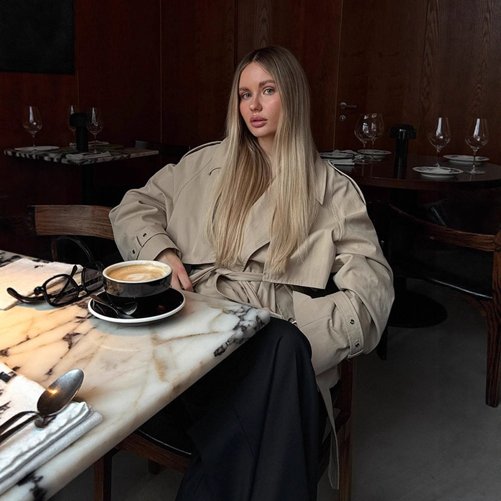 Damer elegant övergångsjacka med mjukt flödande snitt och midjebälte Mirla-Eva Jonsson