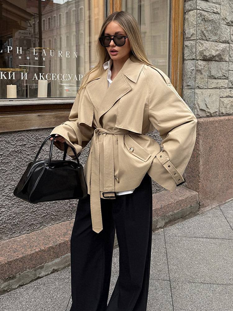 Damer elegant övergångsjacka med mjukt flödande snitt och midjebälte Mirla-Eva Jonsson