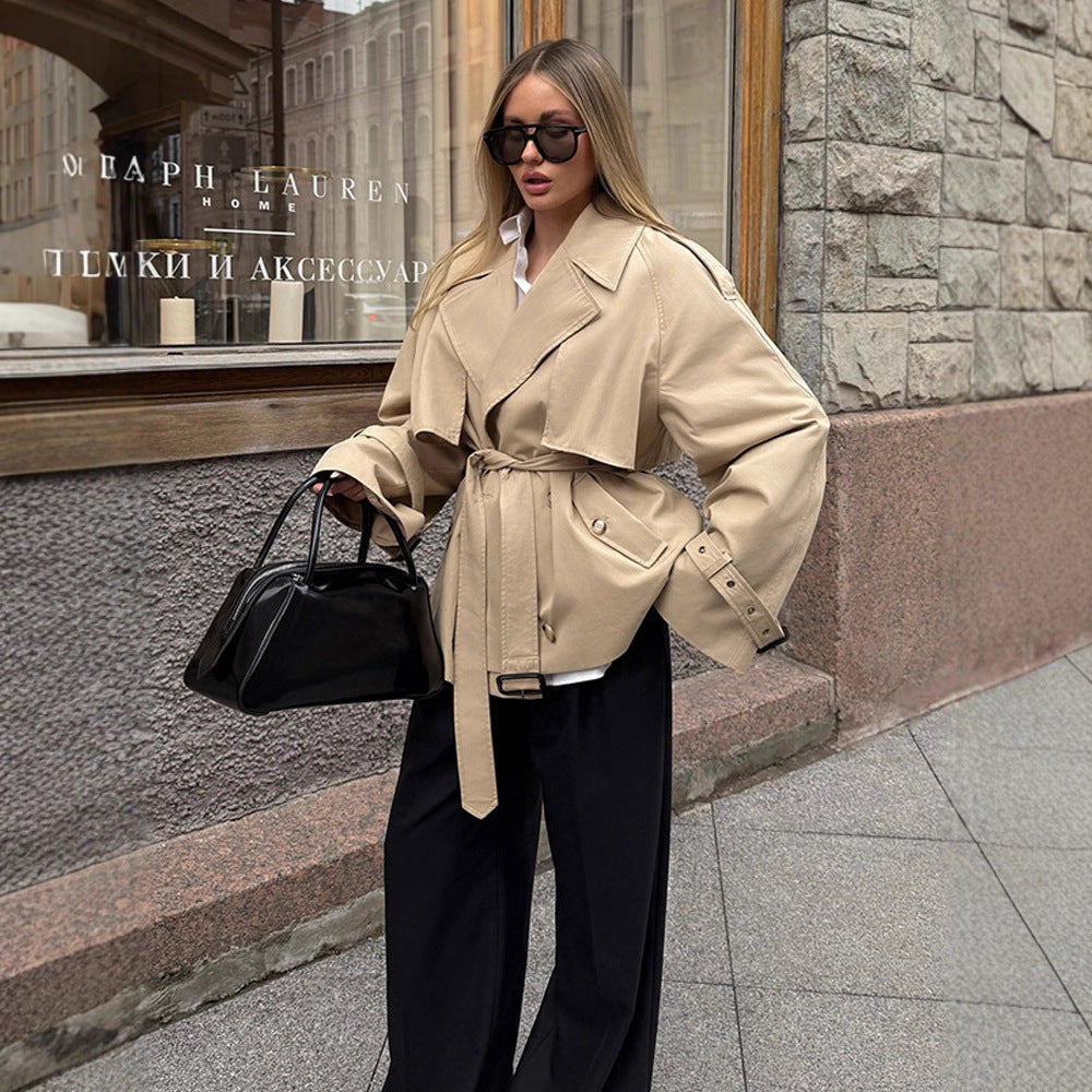 Damer elegant övergångsjacka med mjukt flödande snitt och midjebälte Mirla-Eva Jonsson