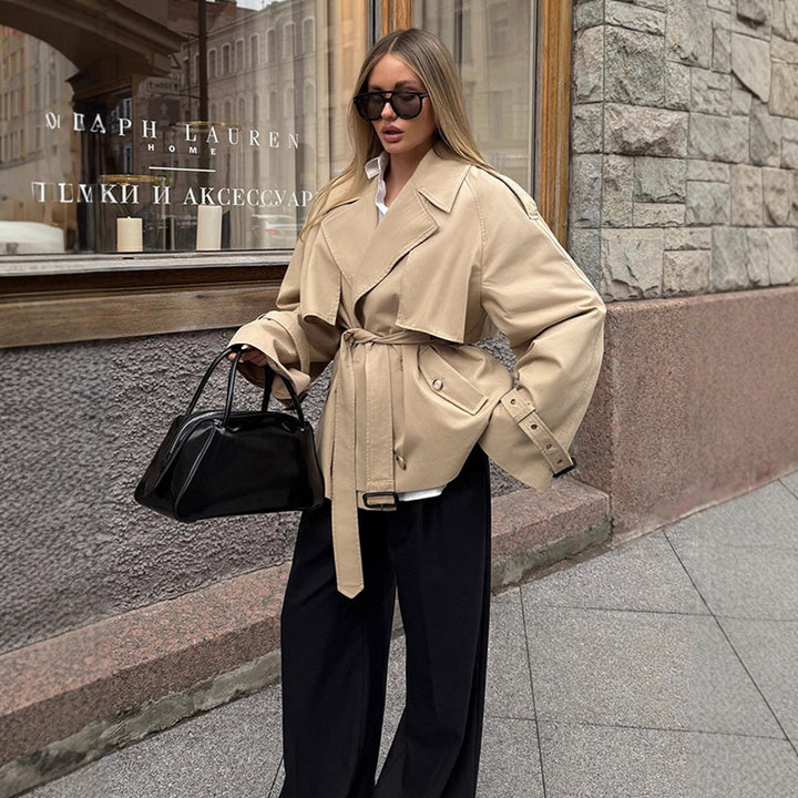 Damer elegant övergångsjacka med mjukt flödande snitt och midjebälte Mirla-Eva Jonsson