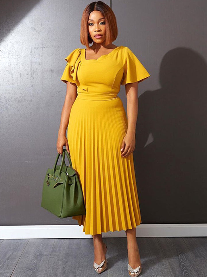Damer elegant plisserad klänning med asymmetrisk volangdetalj Mirla-Eva Jonsson