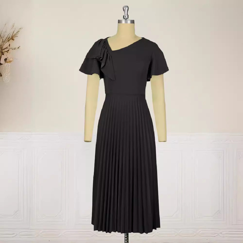 Damer elegant plisserad klänning med asymmetrisk volangdetalj Mirla-Eva Jonsson
