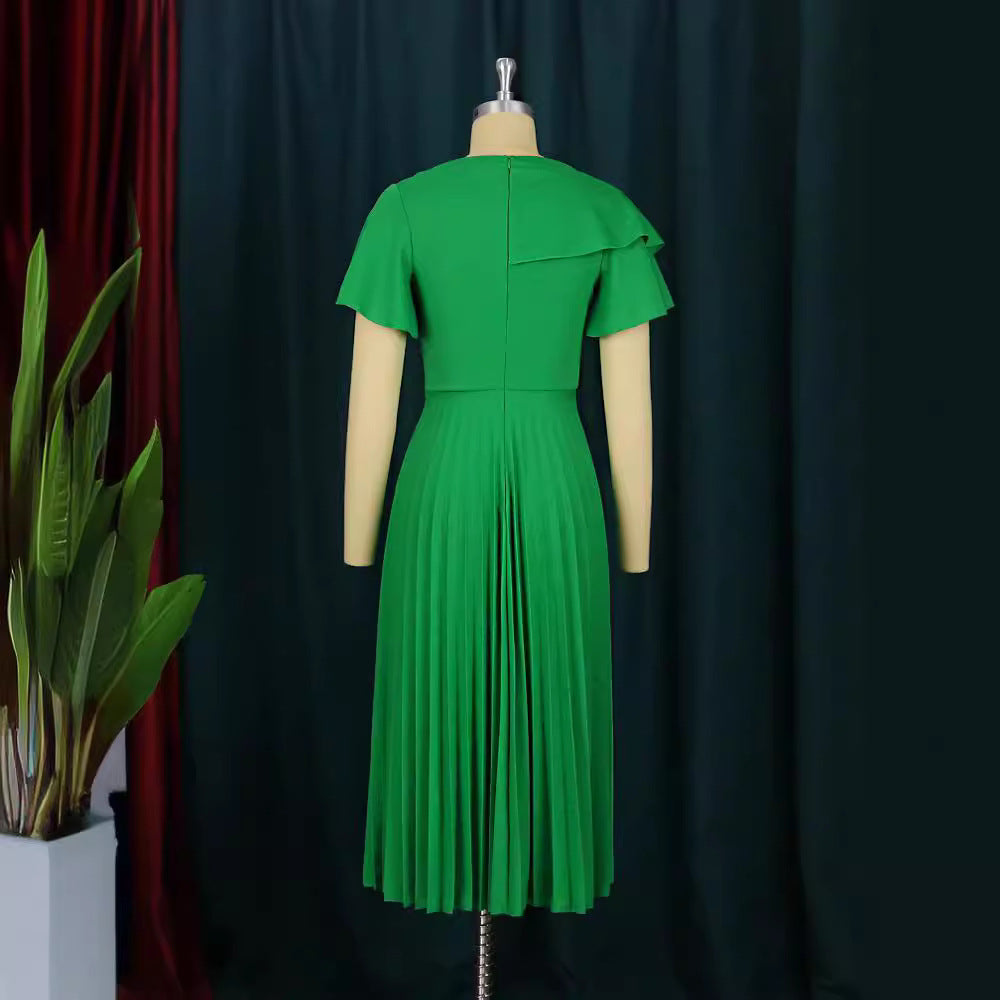 Damer elegant plisserad klänning med asymmetrisk volangdetalj Mirla-Eva Jonsson