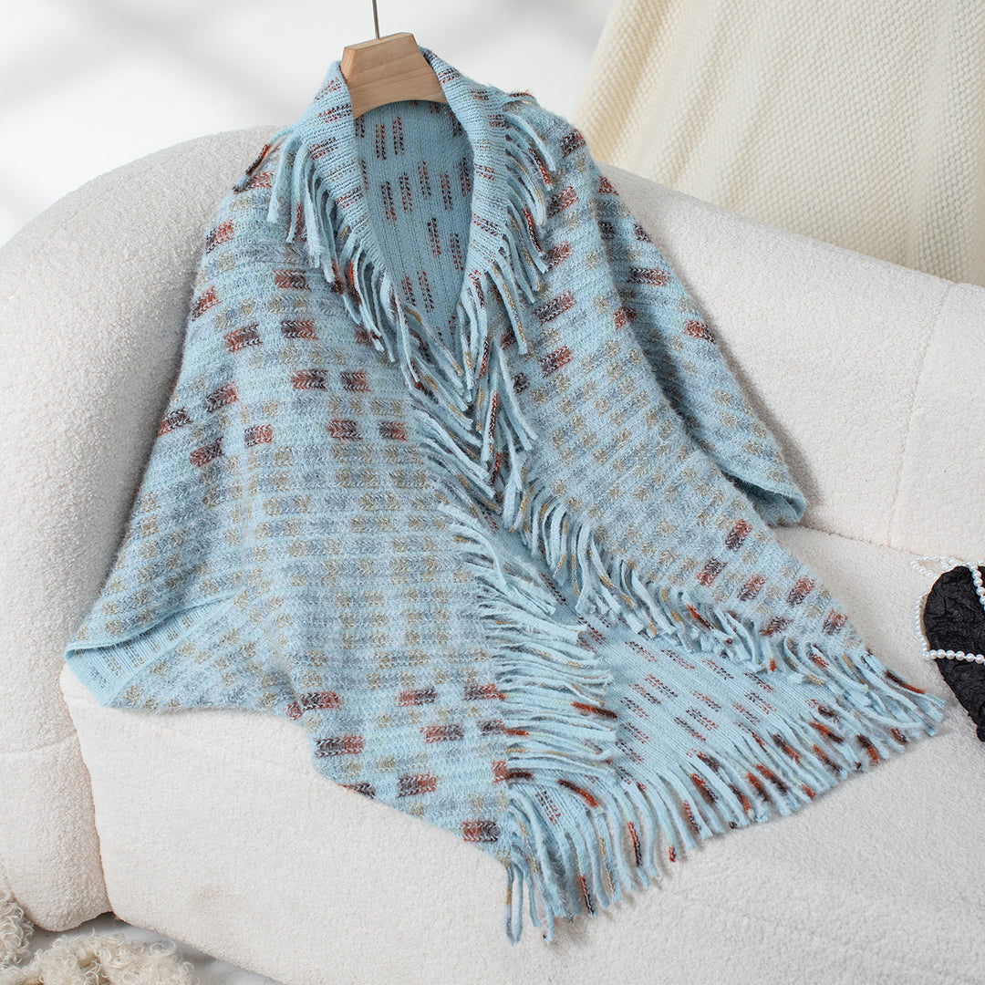 Damer elegant poncho med fransiga detaljer och modernt rutmönster Mirla-Eva Jonsson