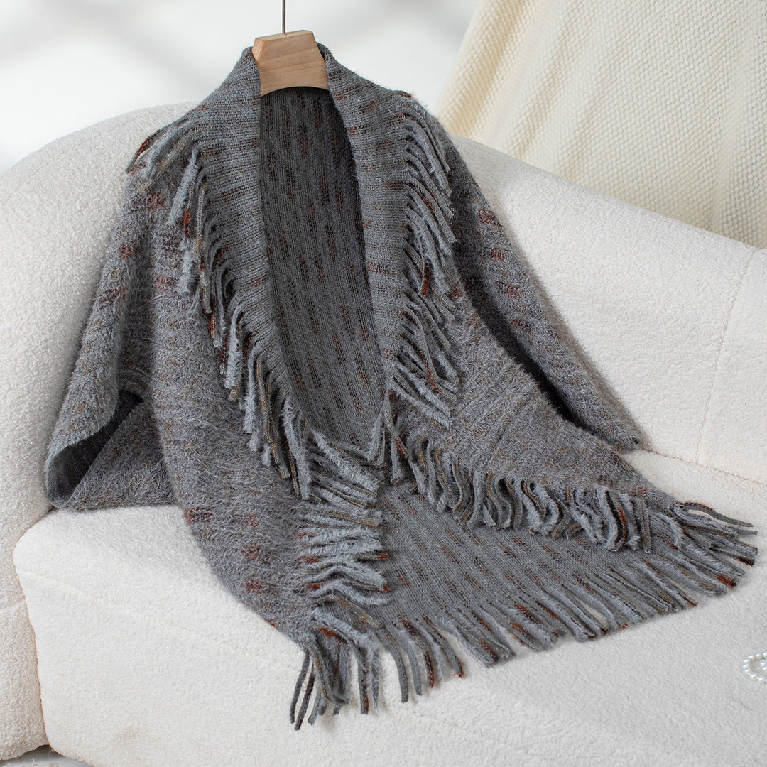 Damer elegant poncho med fransiga detaljer och modernt rutmönster Mirla-Eva Jonsson