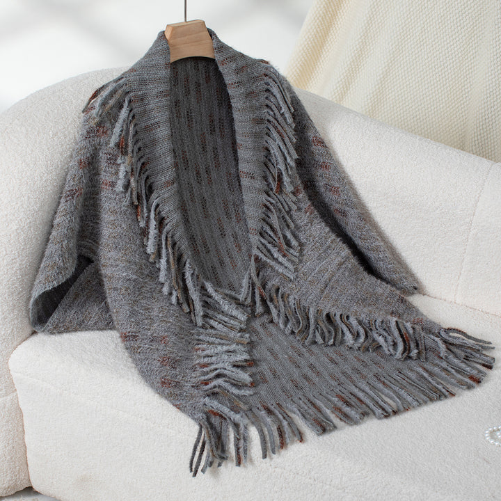 Damer elegant poncho med fransiga detaljer och modernt rutmönster Mirla-Eva Jonsson