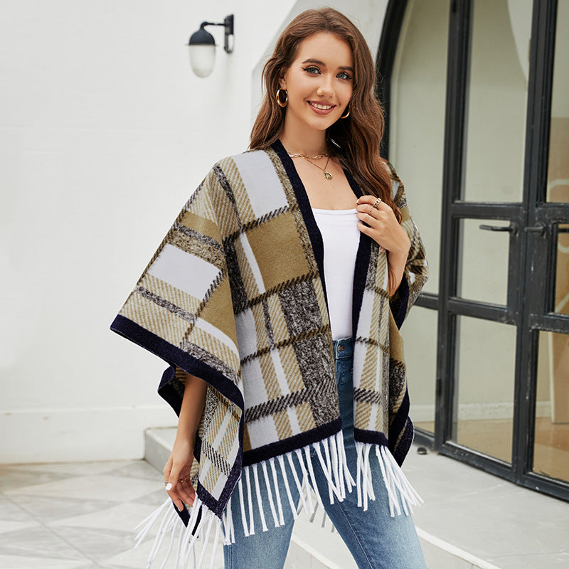 Damer elegant poncho med modern rutig mönster och fransar Mirla-Eva Jonsson