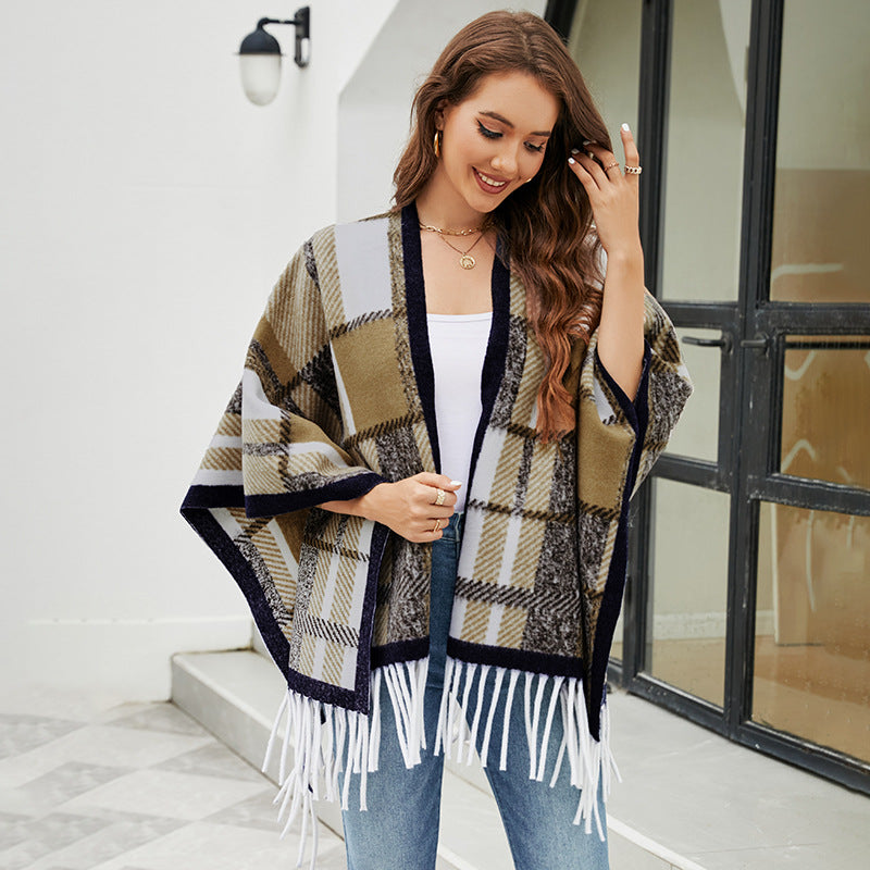 Damer elegant poncho med modern rutig mönster och fransar Mirla-Eva Jonsson