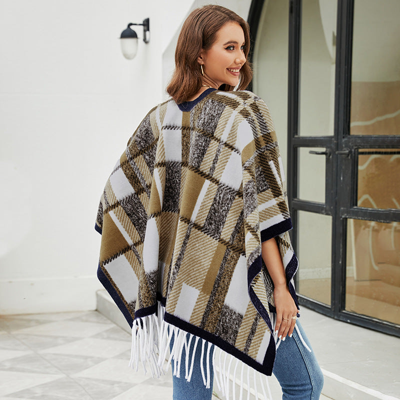 Damer elegant poncho med modern rutig mönster och fransar Mirla-Eva Jonsson