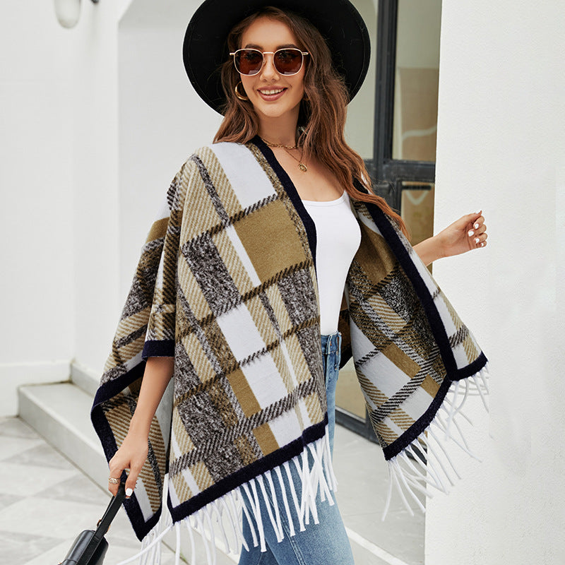 Damer elegant poncho med modern rutig mönster och fransar Mirla-Eva Jonsson