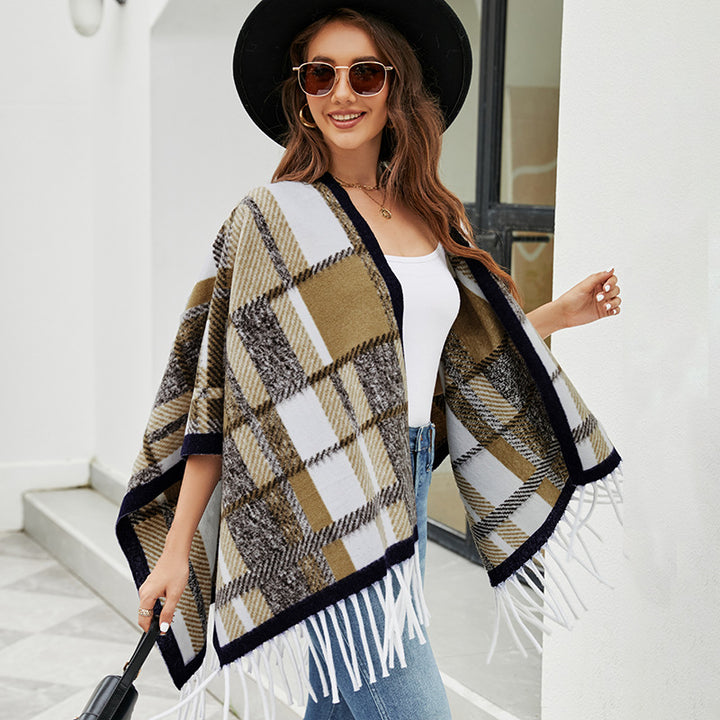Damer elegant poncho med modern rutig mönster och fransar Mirla-Eva Jonsson