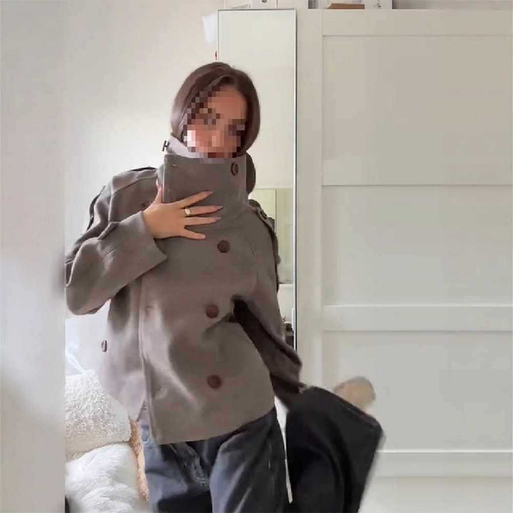 Damer elegant quiltad kappa med högt stängd krage och praktiska fickor Mirla-Eva Jonsson