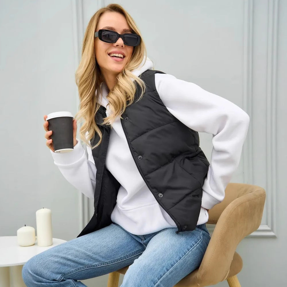 Damer elegant quiltad väst med hög krage och praktiska fickor Mirla-Eva Jonsson