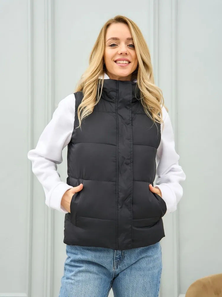 Damer elegant quiltad väst med hög krage och praktiska fickor Mirla-Eva Jonsson