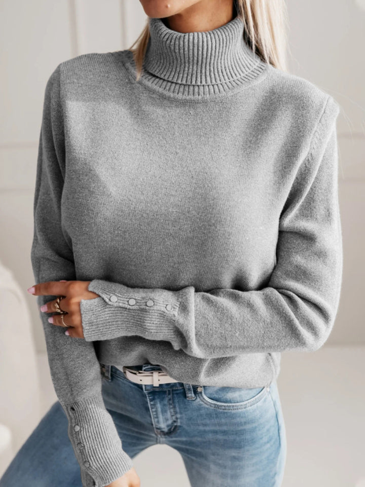 Damer elegant rullkragepolo med knapppdetaljer Mirla-Eva Jonsson