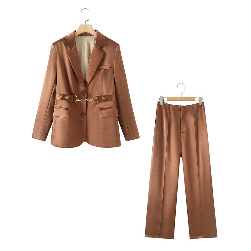 Damer elegant satin blazer-set med kedjeaccent Mirla-Eva Jonsson