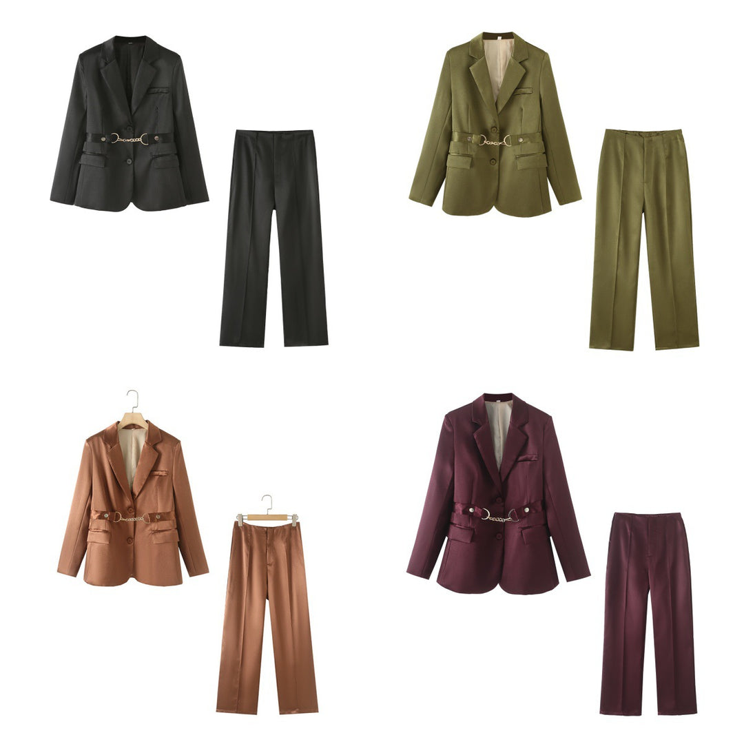 Damer elegant satin blazer-set med kedjeaccent Mirla-Eva Jonsson