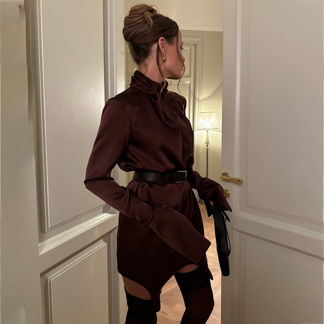 Damer elegant satin klänning med rosettdetalj och långa ärmar Mirla-Eva Jonsson