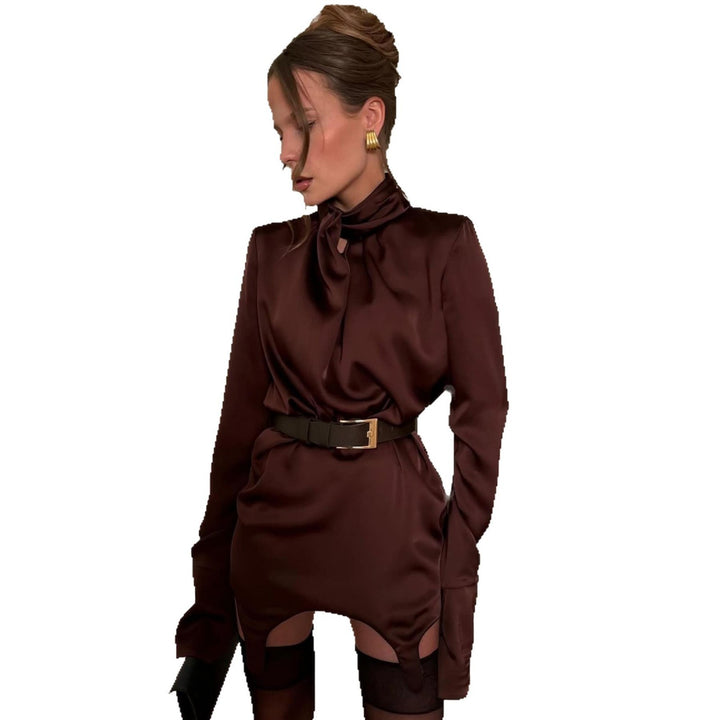 Damer elegant satin klänning med rosettdetalj och långa ärmar Mirla-Eva Jonsson